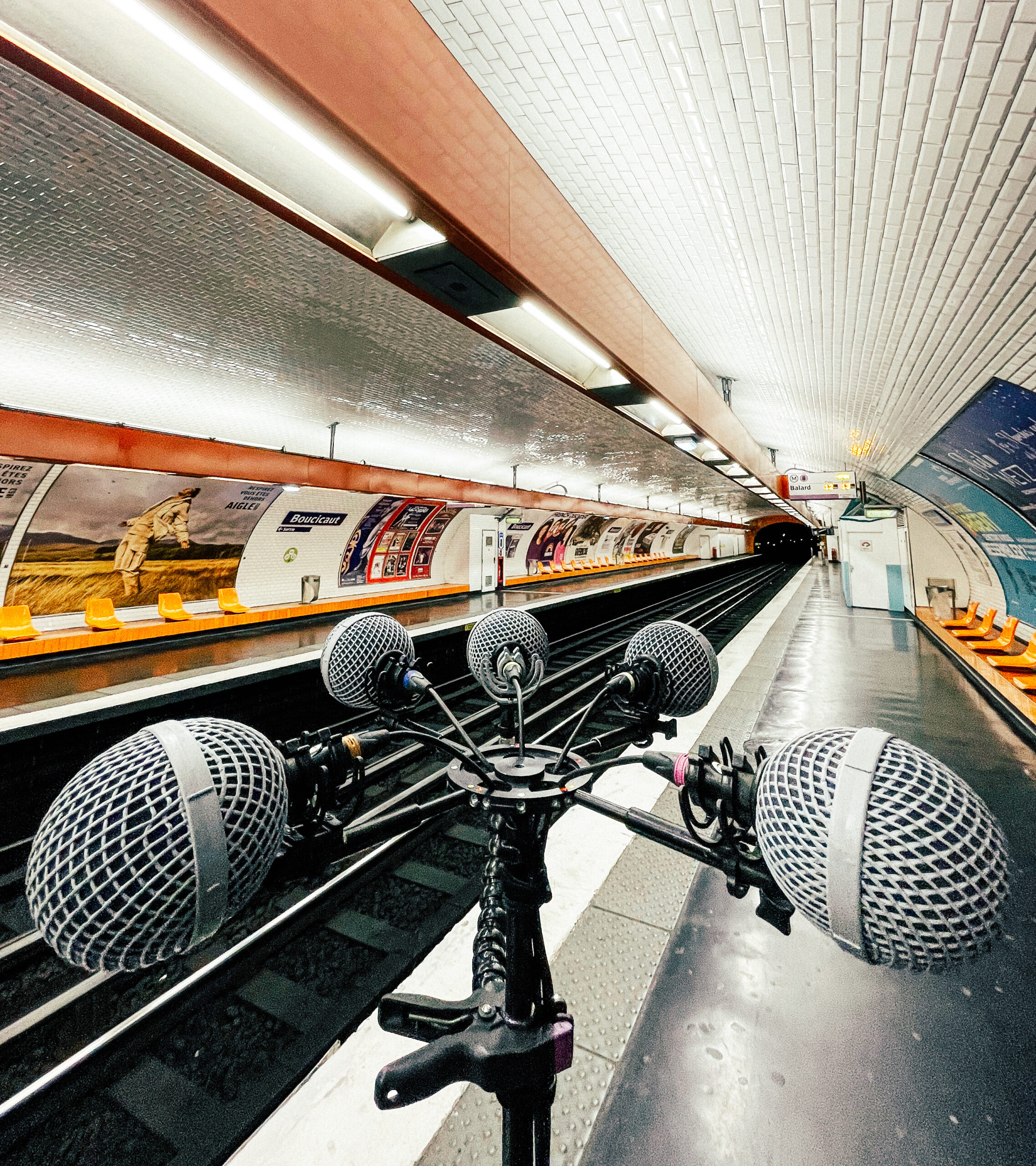 Surround microphone array set up on a Paris Metro platform