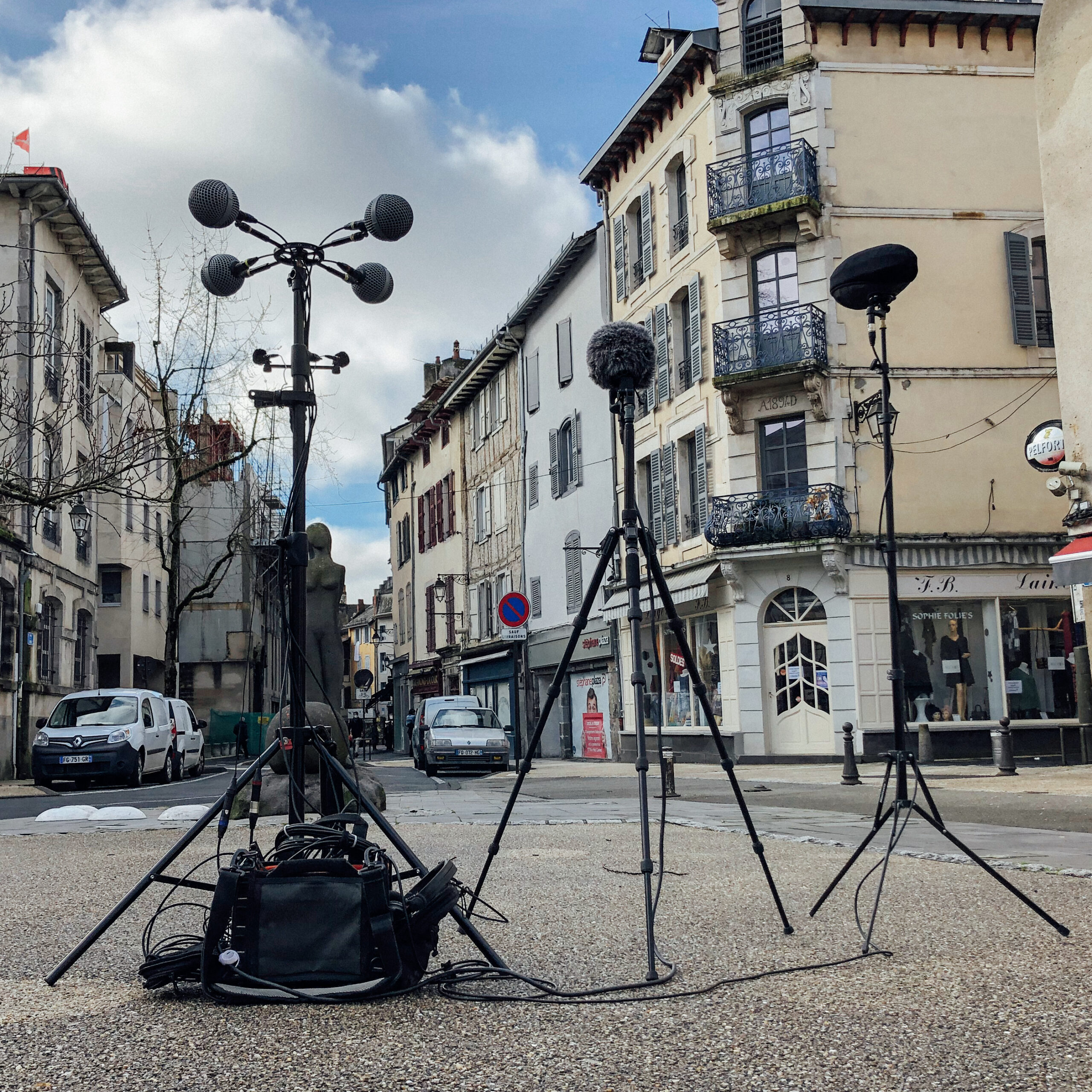 Surround rigs in the city square