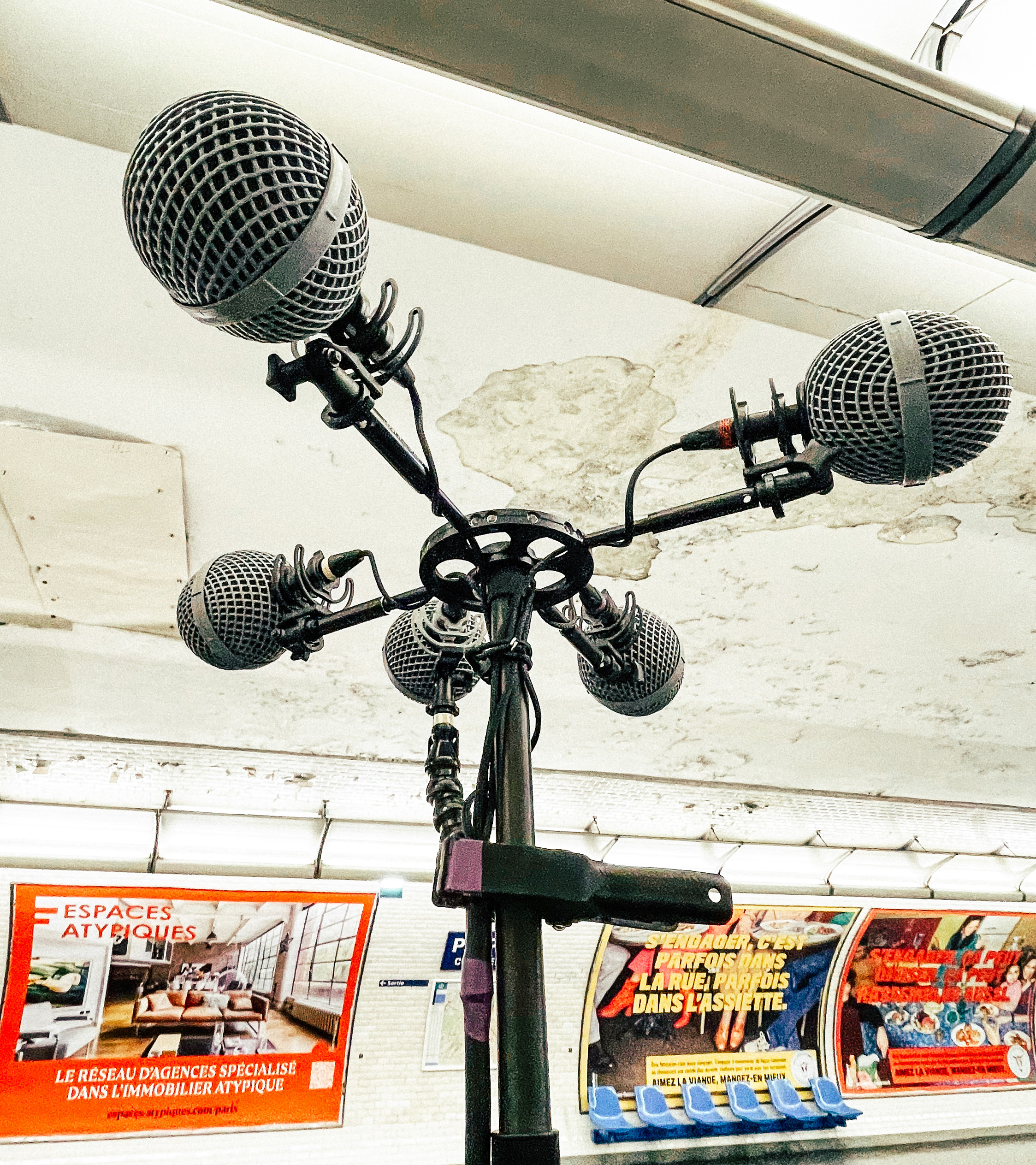 Surround microphone array recording inside a Paris Metro station